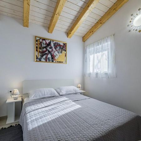 Modean In Pula - Haus Fuer 2-3 Personen Villa ภายนอก รูปภาพ