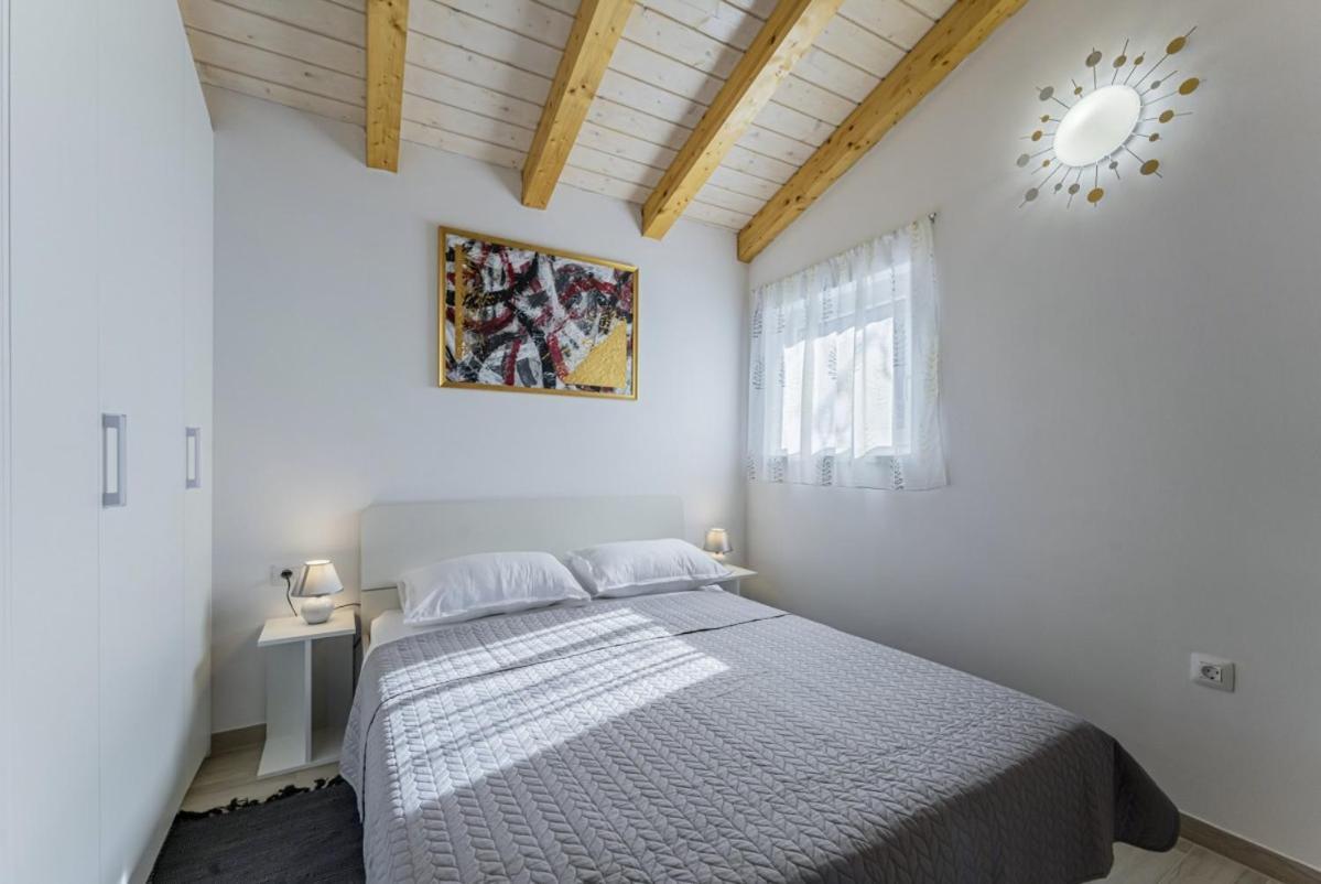 Modean In Pula - Haus Fuer 2-3 Personen Villa ภายนอก รูปภาพ